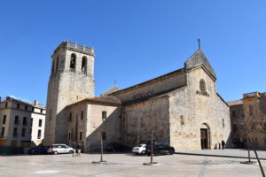 Монастырь в Бесалу, средневековый город, историческое наследие Испании