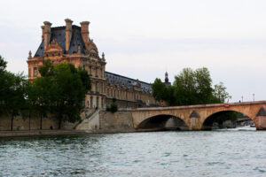 Вид на Лувр с реки, экскурсии в Париж с EsfiriaTravel