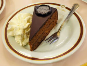 торт захер, тури та екскурсії з Esfiria Travel